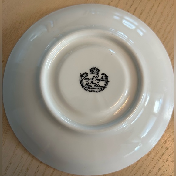 Vintage Royal Grafton Fine Bone China saucer - Picture 2 of 3